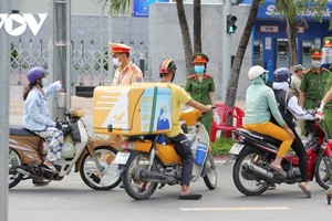 Lực lượng chức năng kiểm tra Giấy đi đường của người dân khi qua các chốt kiểm soát phòng chống dịch COVID-19.