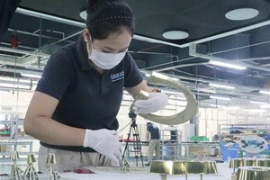 Công nhân làm việc trong doanh nghiệp 3 tại chỗ. (Ảnh: Công Phong/TTXVN).