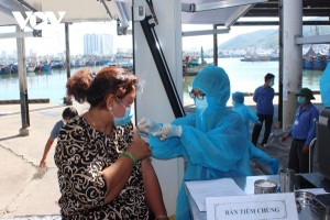 Tiêm vaccine cho người dân ở Cảng cá Hòn Rớ, Nha Trang.