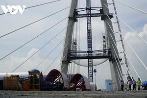 Công nhân thi công trên cầu Thủ Thiêm 2.