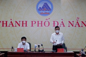 Ông Lê Trung Chinh, Chủ tịch UBND thành phố Đà Nẵng (đứng) phát biểu tại cuộc họp Ban Chỉ đạo phòng chống dịch Covid-19 thành phố chiều ngày 20-9.