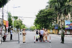 Một điểm chốt được thiết lập để phòng, chống dịch COVID-19 trên địa bàn TP. Phủ Lý.