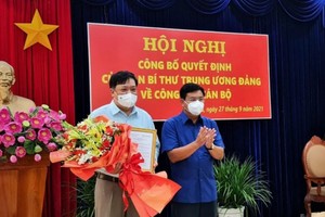 Ông Nguyễn Tiến Hải, Bí thư Tỉnh uỷ Cà Mau đã trao quyết định cho ông Phạm Thành Ngại.