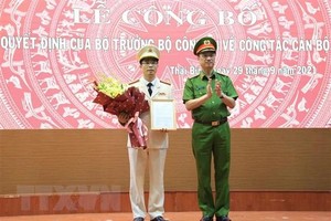 Trung tướng Nguyễn Duy Ngọc, Thứ trưởng Bộ Công an, trao Quyết định bổ nhiệm Thượng tá Trần Văn Phúc giữ chức vụ Giám đốc Công an tỉnh Thái Bình. (Ảnh: TTXVN phát).