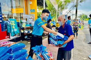 Thế Giới Di Động và Điện máy Xanh trao tặng 2.000 tấn gạo tại 23 tỉnh, thành phía Nam