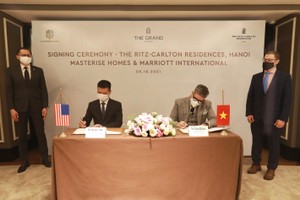 Đại diện tập đoàn Marriott International tại Việt Nam - ông Hà Quốc Minh (bên trái) và đại diện Masterise Homes - ông Gibran Bukhari – Giám đốc Khối Kinh doanh (bên phải) tham gia ký kết. Khách mời danh dự chứng kiến lễ ký kết từ phía Đại sứ Quán Hoa Kỳ tại Việt Nam, ông Konstantin Dubrovsky – Tham tán Kinh tế (đứng bên phải) và đại diện Tập đoàn Marriott International, ông Julian Wong - Tổng giám đốc Khách sạn Sheraton Hà Nội (đứng bên trái) trong lễ ký kết.