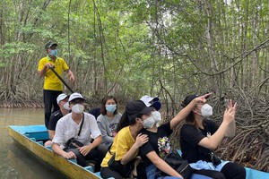 Các y bác sĩ tham gia tour tri ân của TP.HCM tại Cần Giờ (Ảnh: Vietravel).