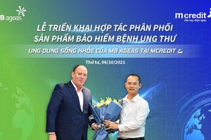 Ông Lê Quốc Ninh - Tổng gám đốc Mcredit (phải) và ông John William Thompson - Phó tổng giám đốc thứ nhất MB Ageas Life (trái) trong buổi lễ triển khai hợp tác phân phối sản phẩm bảo hiểm ung thư.