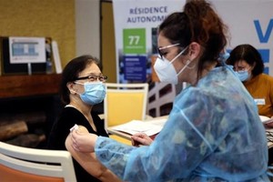 Nhân viên y tế tiêm vaccine Pfizer/BioNTech ngừa COVID-19 cho người dân tại Seoul, Hàn Quốc. (Ảnh: AFP/TTXVN).