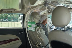 Xe công nghệ hoạt động trở lại tại TPHCM với vách ngăn giữa tài xế và hành khách (Ảnh: DNCC).