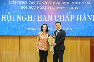 Trưởng ban Tổ chức Trung ương Trương Thị Mai tặng hoa chúc mừng đồng chí Vũ Hải Hà, Chủ tịch Hội Hữu nghị Việt Nam-Cuba. (Ảnh: TTXVN).