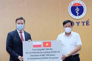 Thứ trưởng Bộ Y tế Đỗ Xuân Tuyên tiếp nhận lô vaccine AstraZeneca của Chính phủ và nhân dân Ba Lan trao tặng từ ngài Đại sứ Ba Lan tại Việt Nam. (Nguồn: Suckhoedoisong.vn).