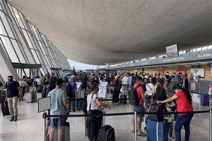 Hành khách tại sân bay quốc tế Dulles Washington, bang Virginia, Mỹ. (Ảnh: AFP/TTXVN).