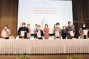 Đại diện các doanh nghiệp du lịch, công ty lữ hành ký kết hợp tác. (Ảnh: Mỹ Phương/TTXVN).