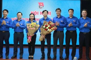 Ban Bí thư Trung ương Đoàn chúc mừng bà Nguyễn Phạm Duy Trang và ông Nguyễn Minh Triết. (Ảnh: VGP).