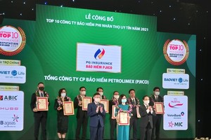 Đại diện Bà Nguyễn Thị Hương Giang - Phó Tổng Giám đốc PJICO nhận Cup chứng nhận Top 10 BH uy tín 2021.