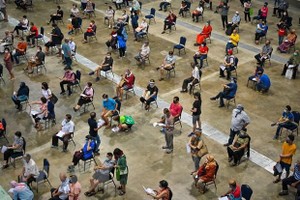 Người dân xếp hàng chờ tiêm vaccine phòng COVID-19 tại Kuala Lumpur, Malaysia. (Ảnh: AFP/TTXVN)