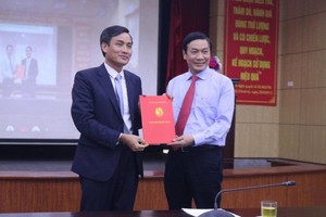 Thứ trưởng Bộ TN&MT Trần Quý Kiên trao quyết định điều động, bổ nhiệm cho ông Nguyễn Xuân Trường.