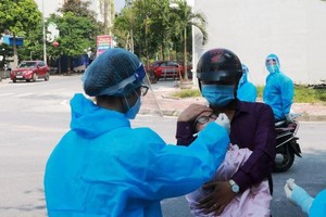 Cán bộ Y tế lấy mẫu xét nghiệm Covid-19 trên địa bàn thành phố Nam Định.