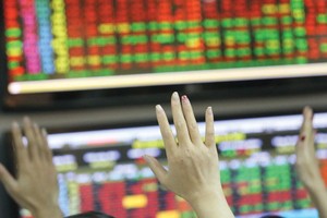 Trong bối cảnh dịch bệnh, có doanh nghiệp quyết định tạm dừng kinh doanh và chuyển tiền vào kênh đầu tư chứng khoán.