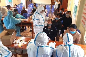 Cán bộ y tế lấy mẫu xét nghiệm người dân ở phường Ngọc Hà, thành phố Hà Giang, tỉnh Hà Giang. (Ảnh: Minh Tâm/TTXVN).