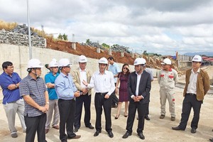 Chủ tịch UBND tỉnh Đắk Lắk, ông Phạm Ngọc Nghị làm việc với nhà đầu tư đang triển khai dự án trên địa bàn tỉnh.