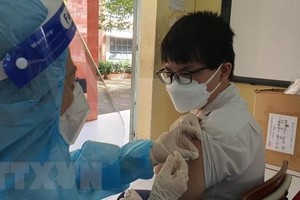 Tiêm vaccine phòng COVID-19 cho trẻ em. (Ảnh: Văn Hướng/TTXVN).