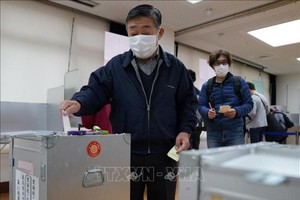 Cử tri Nhật Bản bỏ phiếu bầu Hạ viện tại điểm bầu cử ở Tokyo ngày 31/10/2021. Ảnh: THX/TTXVN.