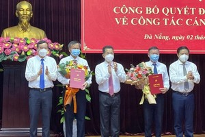 Thường trực Thành ủy Đà Nẵng trao quyết định phân công Cấp ủy viên.