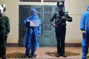 Đối tượng Lèng Thị Pính (thứ 2 từ trái sang) nhập cảnh trái phép bị đồn Biên phòng Nà Hỳ phát hiện, bắt giữ.