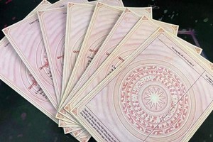 Sổ đỏ giả mà Công an thị xã Bến Cát đang thu giữ..