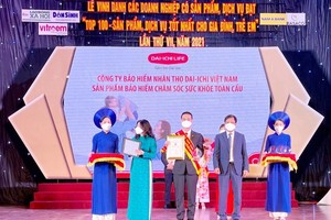 Ông Ngô Việt Phương - Phó Tổng Giám đốc kinh doanh Dai-ichi Việt Nam nhận giải thưởng "Top 100 - Sản phẩm, Dịch vụ tốt nhất cho Gia đình, Trẻ em" năm 2021.