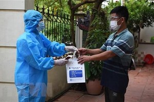 Ca F0 tại xã Cao Xá, huyện Lâm Thao, tỉnh Phú Thọ được phát thuốc điều trị tại nhà. (Ảnh: Diệp Trương/TTXVN)