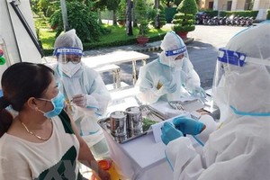 Tiêm vaccine ngừa COVID-19 cho người dân. (Nguồn: TTXVN).