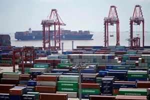Container hàng hóa tại một cảng ở Thượng Hải, Trung Quốc. (Ảnh: Reuters).