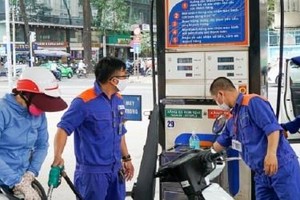 Đến nay giá xăng A95 tăng 9.390 đồng/lít; giá xăng E5 tăng 9.010 đồng/lít và giá dầu diezen tăng 7.500 đồng/lít.