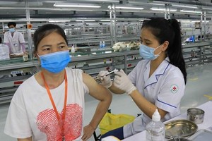 Tiêm phòng vaccine phòng COVID-19 cho công nhân tại Công ty TNHH Goerteck Vina, Khu công nghiệp Quế Võ, tỉnh Bắc Ninh. (Ảnh: Thanh Thương/TTXVN).