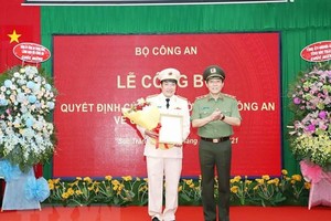 Trung tướng Lương Tam Quang trao quyết định và tặng hoa chúc mừng Đại tá Lâm Thành Sol, tân Giám Đốc Công an Sóc Trăng. (Ảnh: TTXVN phát).