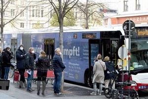 Người dân xếp hàng chờ tiêm vaccine phòng COVID-19 tại Vienna, Áo. (Ảnh: THX/TTXVN).