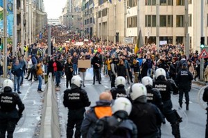Người biểu tình phản đối siết chặt hạn chế Covid-19 mới ở Brussels, Bỉ. Ảnh: Getty.