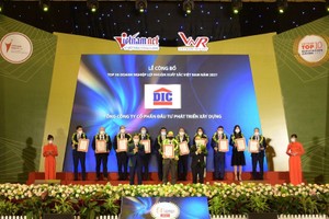 Đại diện Tập đoàn DIC nhận vinh danh Top 50 doanh nghiệp lợi nhuận tốt nhất Việt Nam năm 2021.