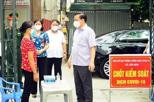 Bí thư Thành ủy Hà Nội kiểm tra công tác phòng chống dịch bệnh. (Ảnh: TTXVN).