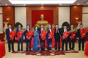 Ông Võ Văn Thưởng và bà Trương Thị Mai trao quyết định cho các Ủy viên Trung ương Đảng khóa XII nghỉ chế độ. Ảnh: TTXVN.