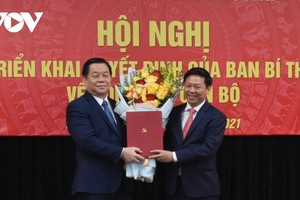 Bí thư Trung ương Đảng, Trưởng Ban Tuyên giáo Trung ương Nguyễn Trọng Nghĩa trao quyết định bổ nhiệm của Ban Bí thư cho ông Trần Thanh Lâm.