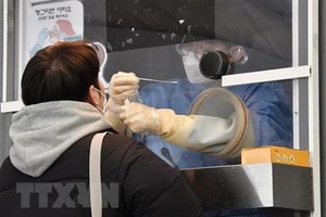 Một điểm xét nghiệm COVID-19 ở Seoul, Hàn Quốc. (Ảnh: AFP/TTXVN).