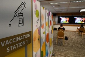 Người dân được theo dõi sau khi tiêm vaccine phòng COVID-19 tại một bệnh viện ở Singapore, ngày 7/9/2021. (Ảnh: AFP/TTXVN).