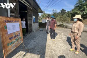 Các Tổ Covid cộng đồng kiểm tra, hỗ trợ các trường hợp cách ly tại nhà.