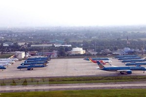 Các máy bay đỗ ở Sân bay Nội Bài. (Ảnh: Huy Hùng/TTXVN).