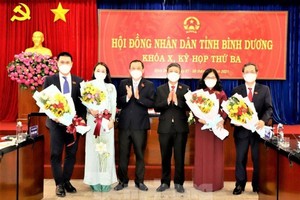 Ông Nguyễn Văn Dành (ngoài cùng bên phải) được bầu giữ chức Phó Chủ tịch UBND tỉnh Bình Dương.