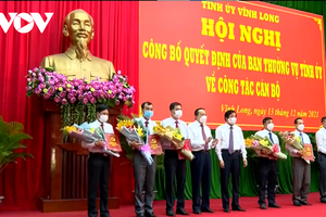 Lãnh đạo tỉnh Vĩnh Long trao quyết định cho các cán bộ vừa được điều động và bổ nhiệm.